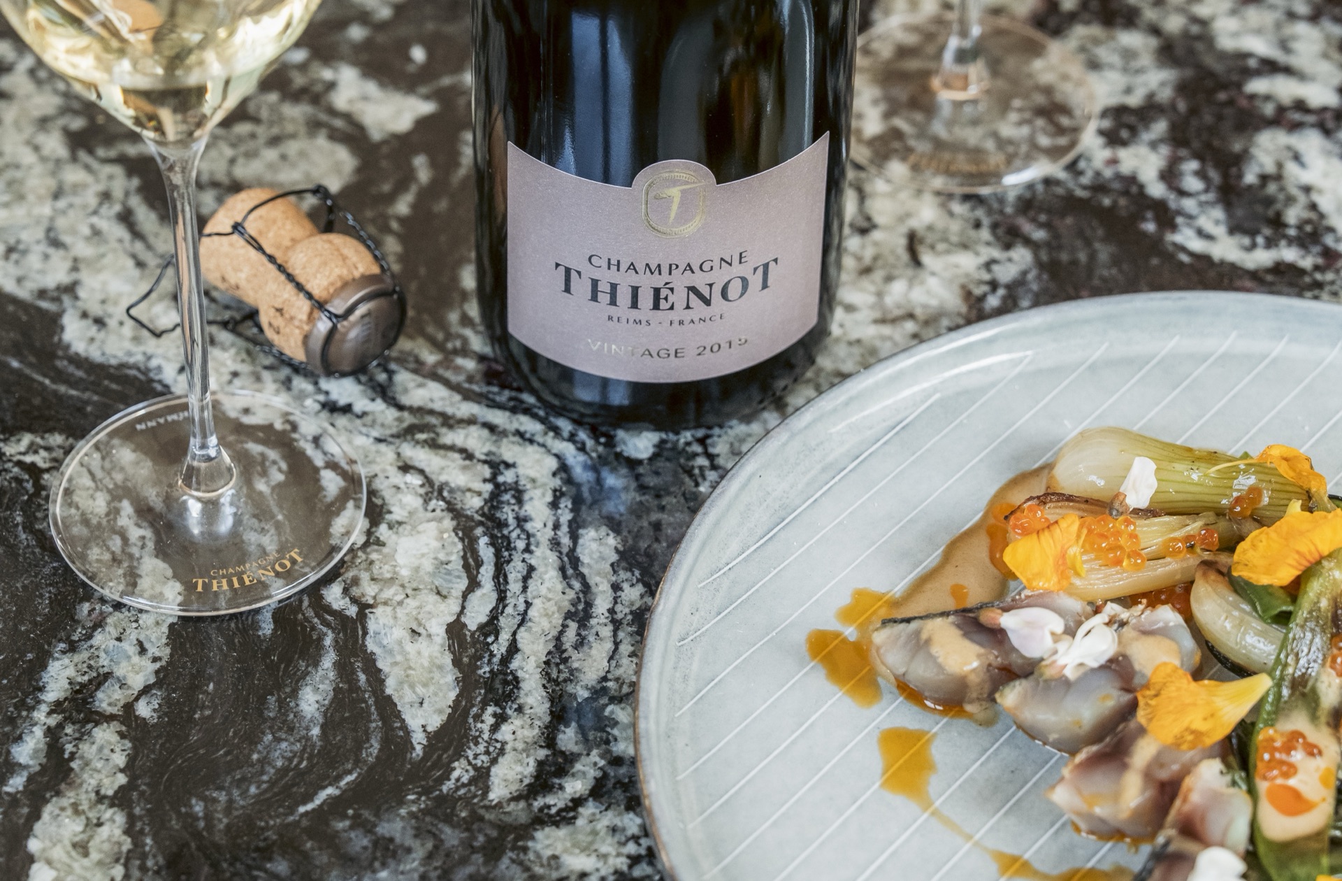 Champagne Thiénot Vintage et assiette gastronomique