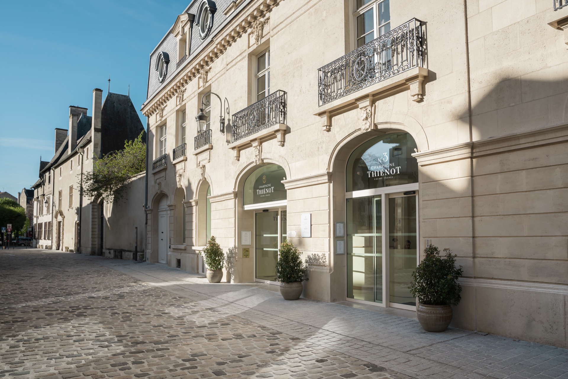 Façade du N°3, Champagne Thiénot à Reims