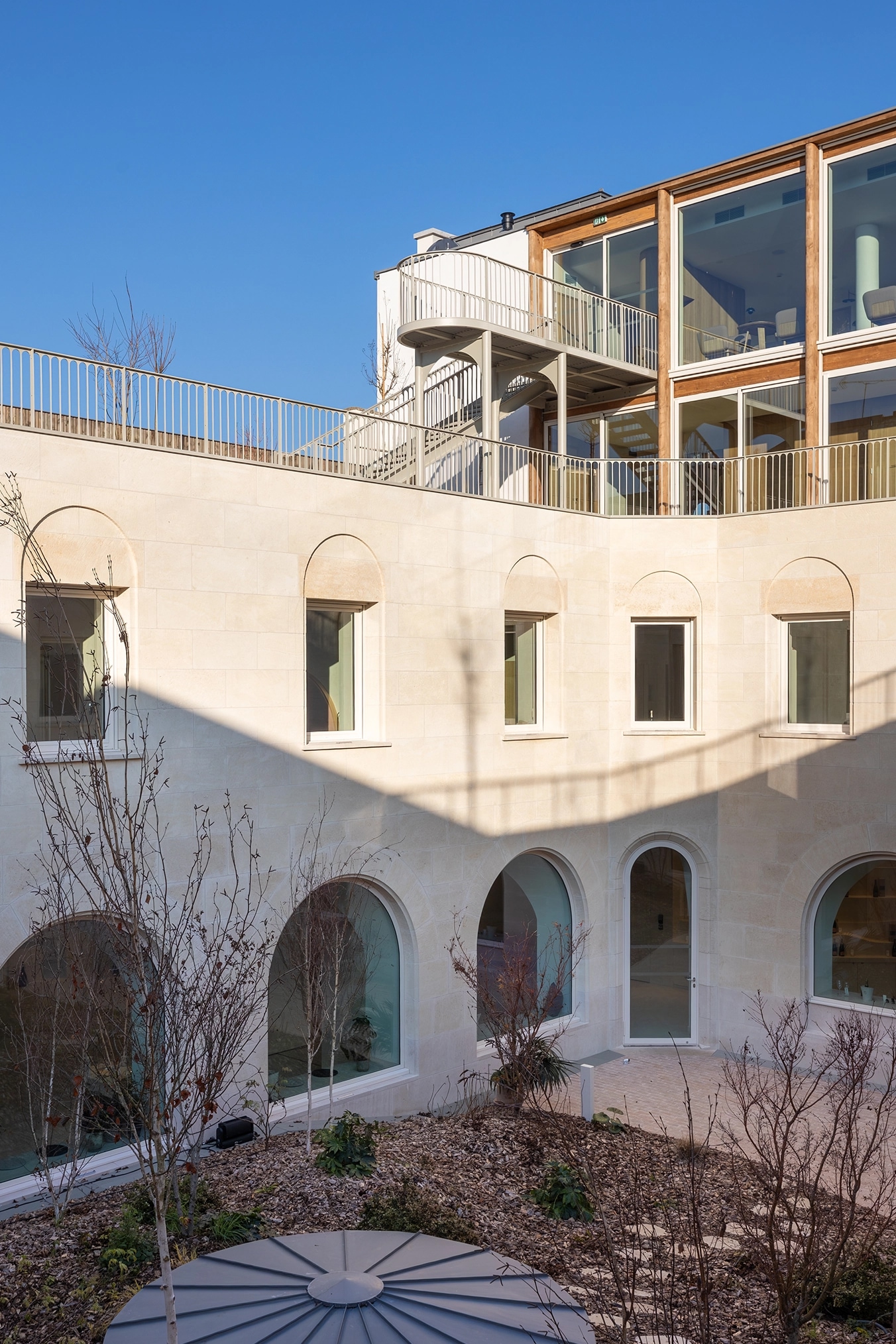 Cloître arboré et jardin intérieur du 3 rue du Marc